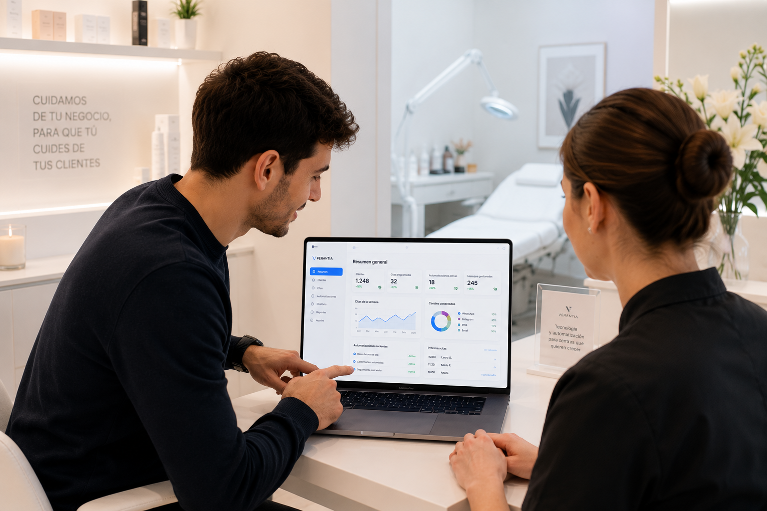 Consultor de Verantia analizando los procesos de un centro de estética para implementar soluciones de automatización e inteligencia artificial.